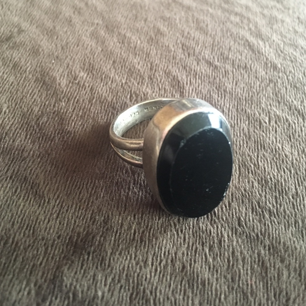 Vintage Silver and Onyx ring - Picture 2 of 4